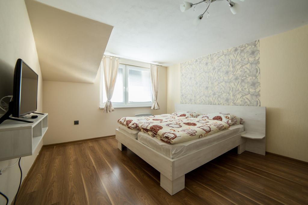 Apartmany Janka + Camp เบเชนยอวา ภายนอก รูปภาพ